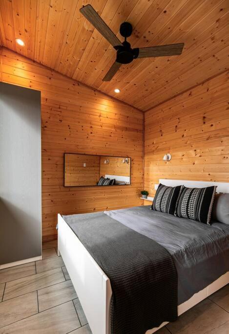 1-Bedroom Knotty Pine Cabin W Sauna & Jacuzzi Сук Екстер'єр фото