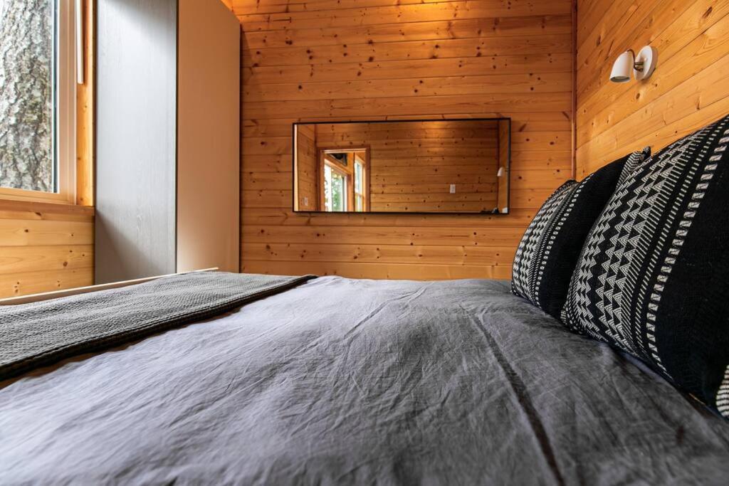 1-Bedroom Knotty Pine Cabin W Sauna & Jacuzzi Сук Екстер'єр фото