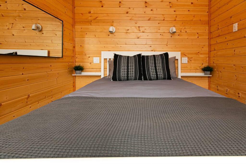 1-Bedroom Knotty Pine Cabin W Sauna & Jacuzzi Сук Екстер'єр фото