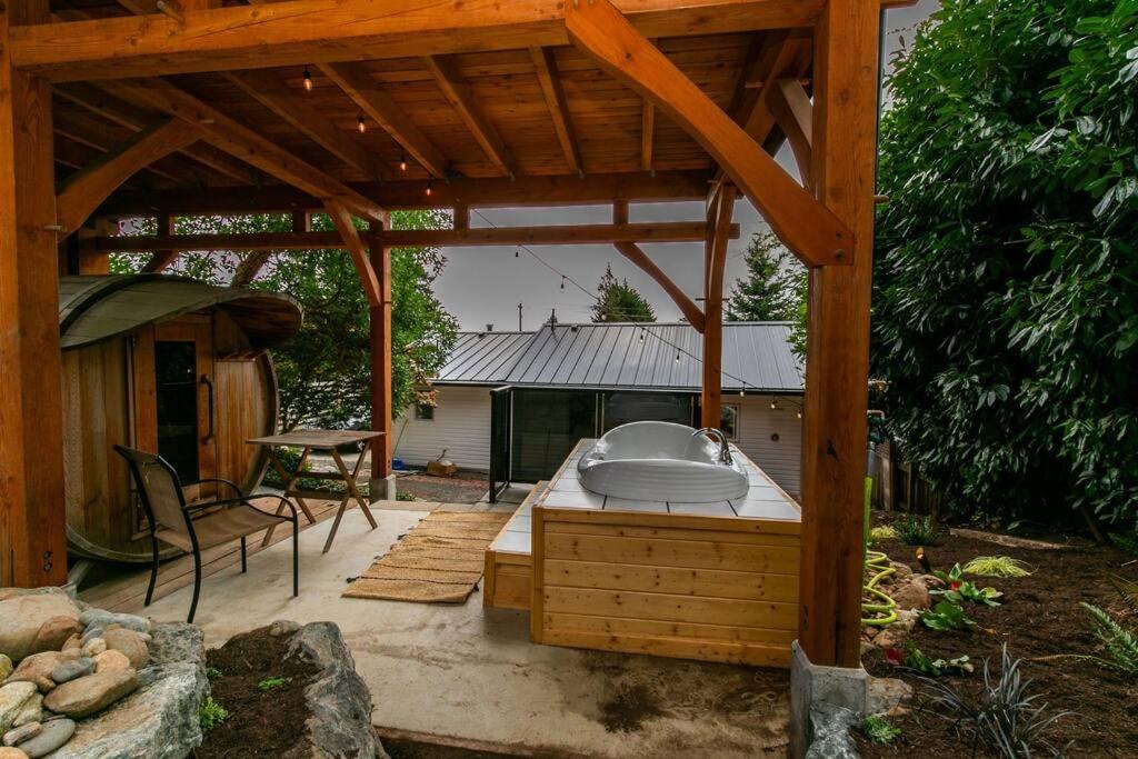 1-Bedroom Knotty Pine Cabin W Sauna & Jacuzzi Сук Екстер'єр фото