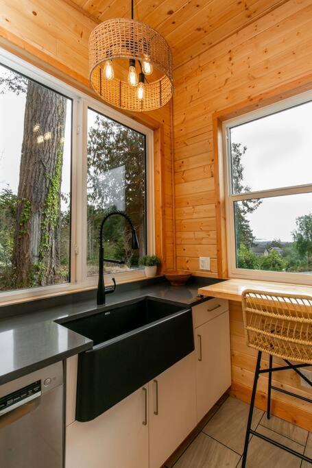 1-Bedroom Knotty Pine Cabin W Sauna & Jacuzzi Сук Екстер'єр фото