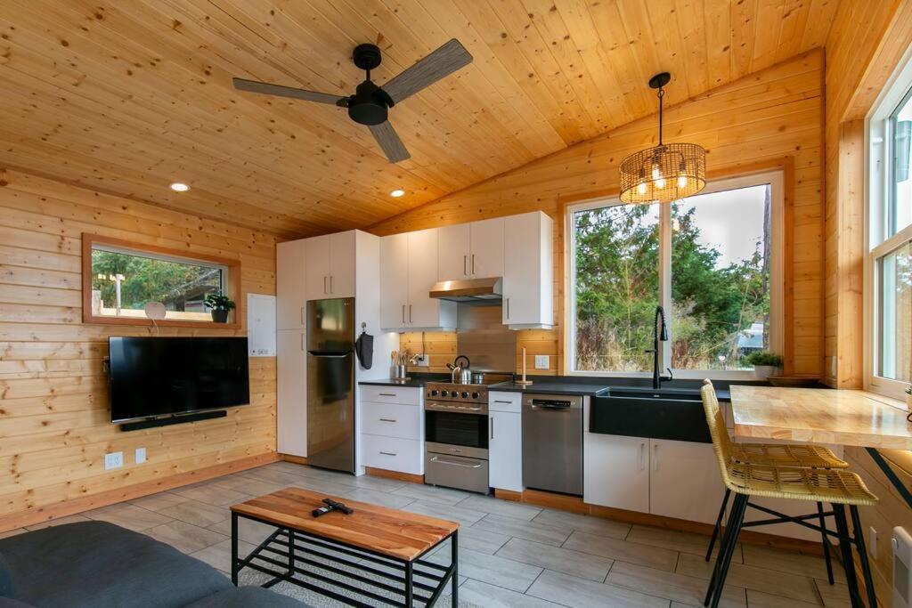 1-Bedroom Knotty Pine Cabin W Sauna & Jacuzzi Сук Екстер'єр фото
