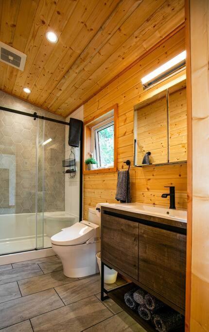1-Bedroom Knotty Pine Cabin W Sauna & Jacuzzi Сук Екстер'єр фото